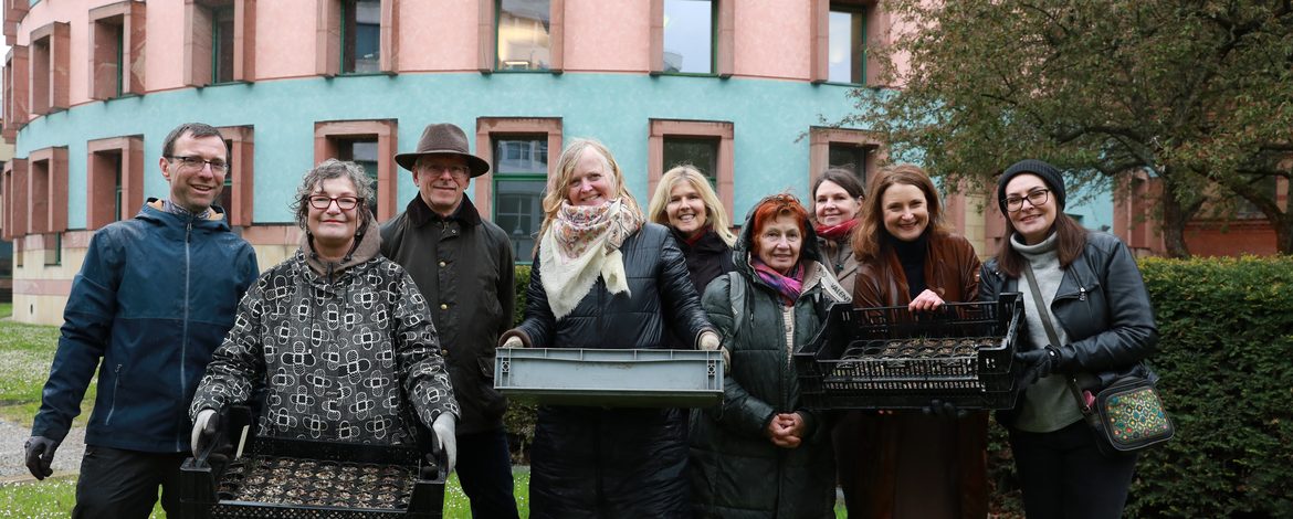 Teilnehmende der Pflanzaktion für den Artenschutz vor dem WZB-Gebäude