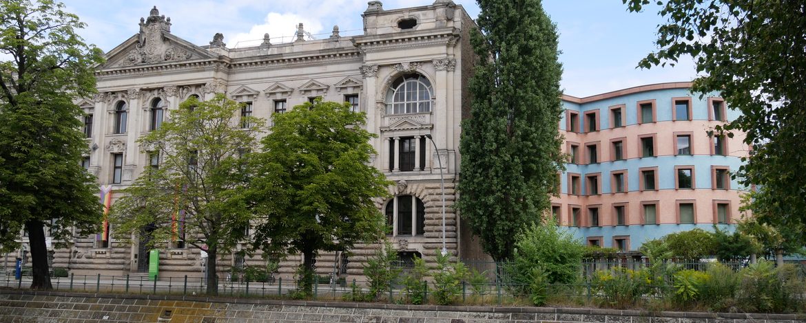 WZB Gebäude Fassade mit Neubau und Kanal