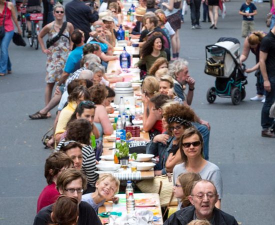 Tafel mit Menschen aus unterschiedlichen Generationen